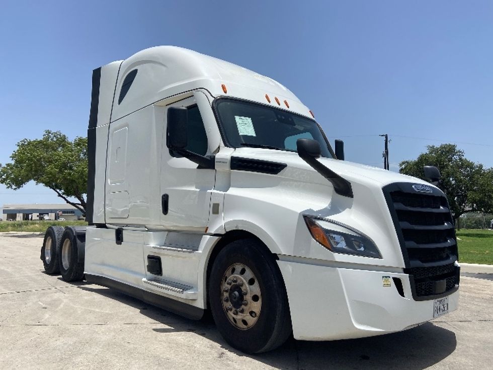 Sleeper Tractor-Heavy Duty Tractors-Freightliner-2022-T12664ST-San Antonio-TX-447,635\n\t\tmiles-$ 82,500 - Image 1