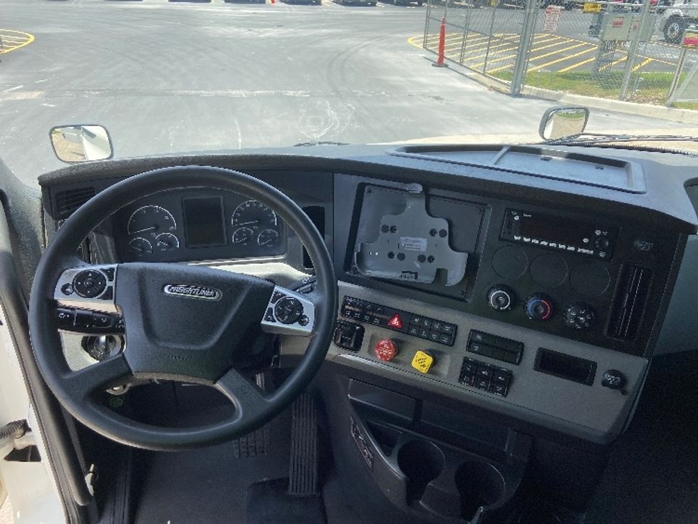 Sleeper Tractor-Heavy Duty Tractors-Freightliner-2022-T12664ST-San Antonio-TX-447,635\n\t\tmiles-$ 82,500 - Image 11