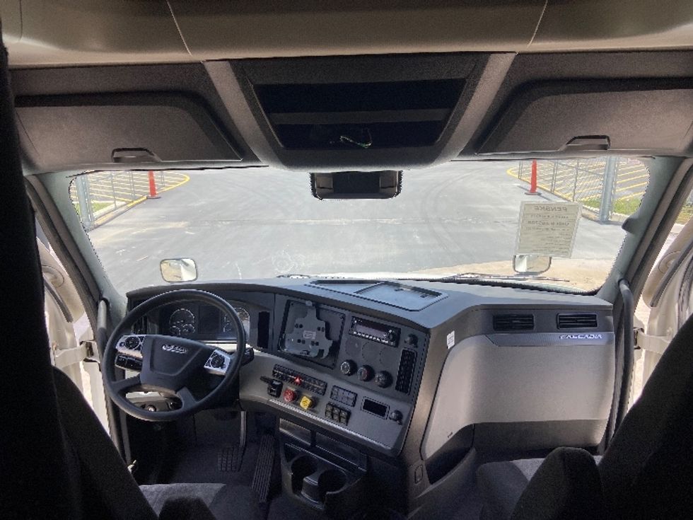 Sleeper Tractor-Heavy Duty Tractors-Freightliner-2022-T12664ST-San Antonio-TX-447,635\n\t\tmiles-$ 82,500 - Image 12