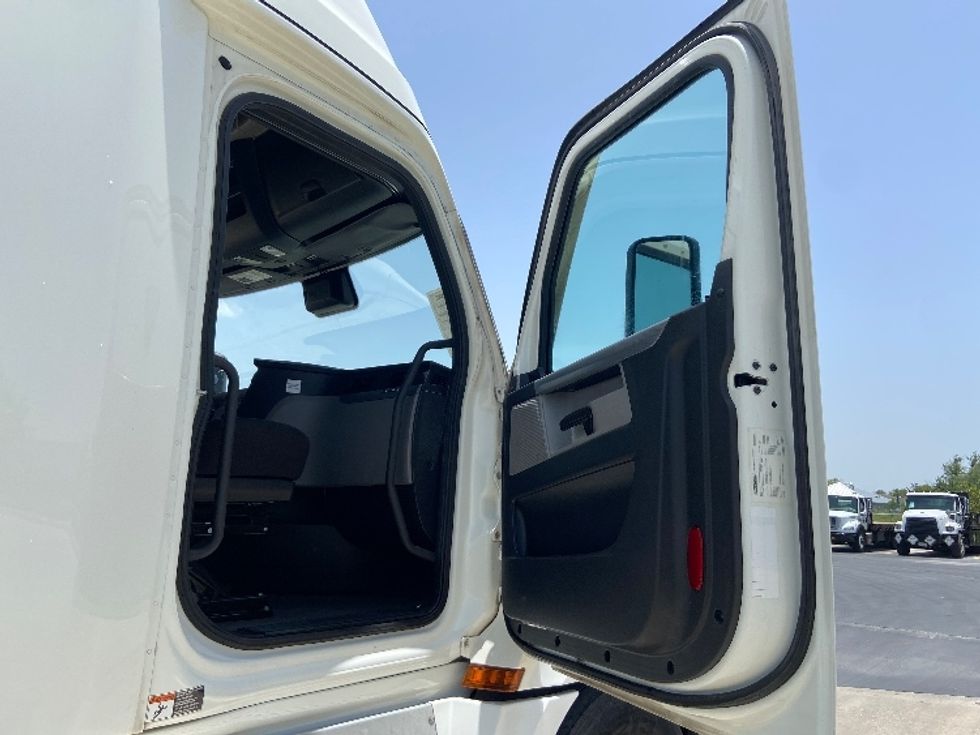 Sleeper Tractor-Heavy Duty Tractors-Freightliner-2022-T12664ST-San Antonio-TX-447,635\n\t\tmiles-$ 82,500 - Image 13