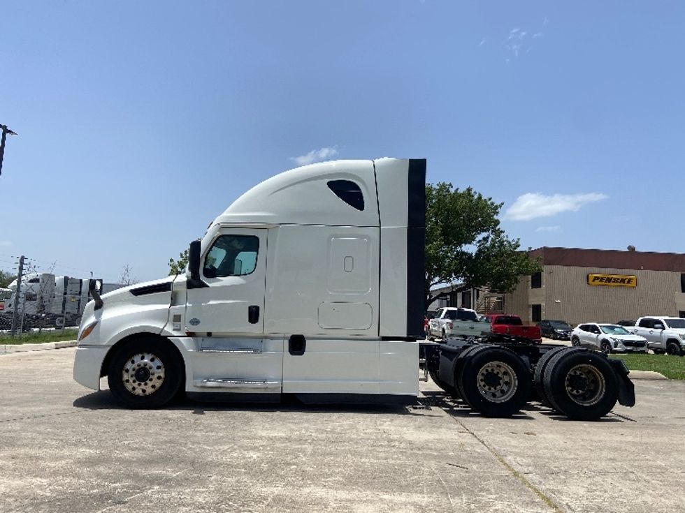 Sleeper Tractor-Heavy Duty Tractors-Freightliner-2022-T12664ST-San Antonio-TX-447,635\n\t\tmiles-$ 82,500 - Image 4