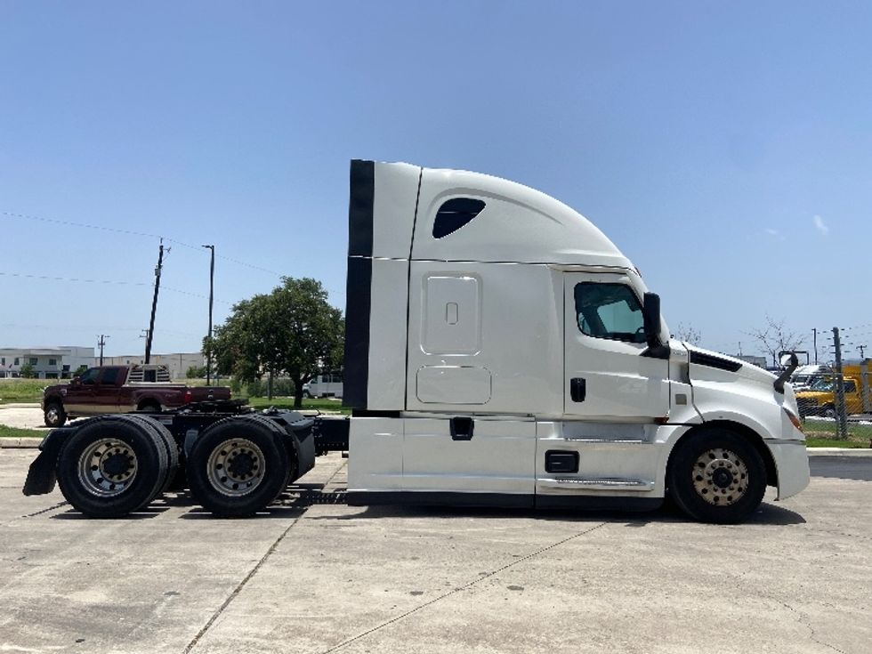 Sleeper Tractor-Heavy Duty Tractors-Freightliner-2022-T12664ST-San Antonio-TX-447,635\n\t\tmiles-$ 82,500 - Image 8