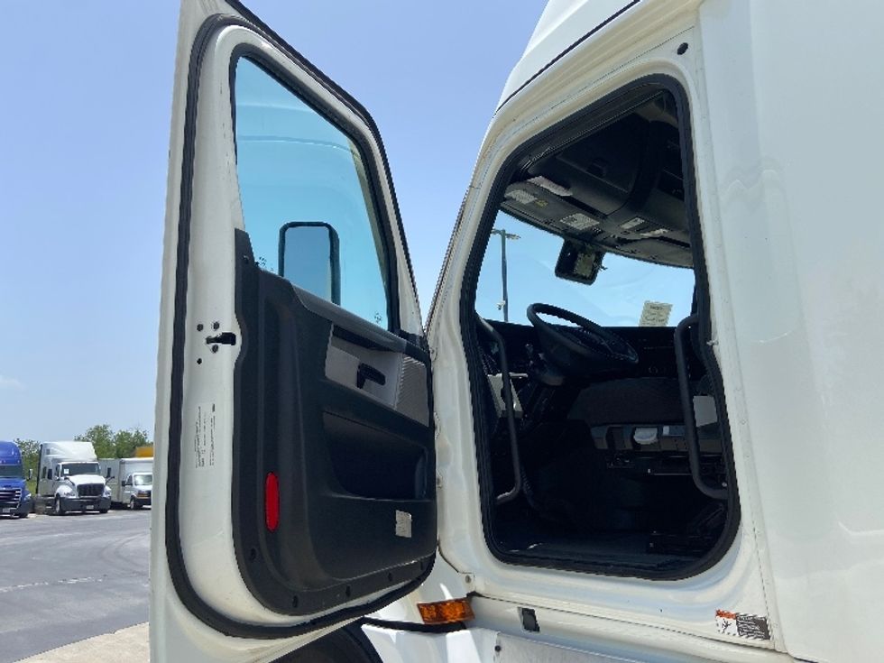 Sleeper Tractor-Heavy Duty Tractors-Freightliner-2022-T12664ST-San Antonio-TX-447,635\n\t\tmiles-$ 82,500 - Image 9