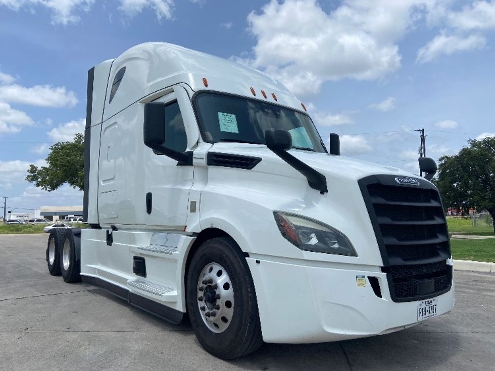Sleeper Tractor-Heavy Duty Tractors-Freightliner-2022-T12664ST-San Antonio-TX-452,030\n\t\tmiles-$ 79,750 - Image 1