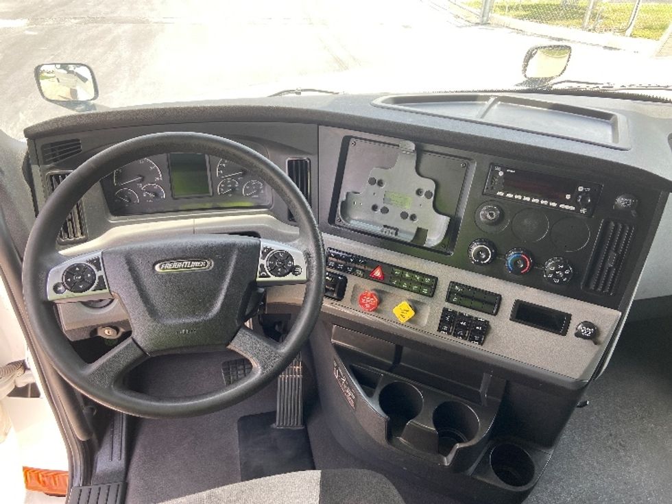 Sleeper Tractor-Heavy Duty Tractors-Freightliner-2022-T12664ST-San Antonio-TX-452,030\n\t\tmiles-$ 79,750 - Image 11