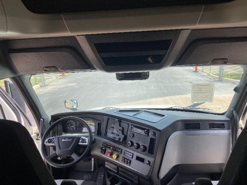 Sleeper Tractor-Heavy Duty Tractors-Freightliner-2022-T12664ST-San Antonio-TX-452,030\n\t\tmiles-$ 79,750 - Image 12