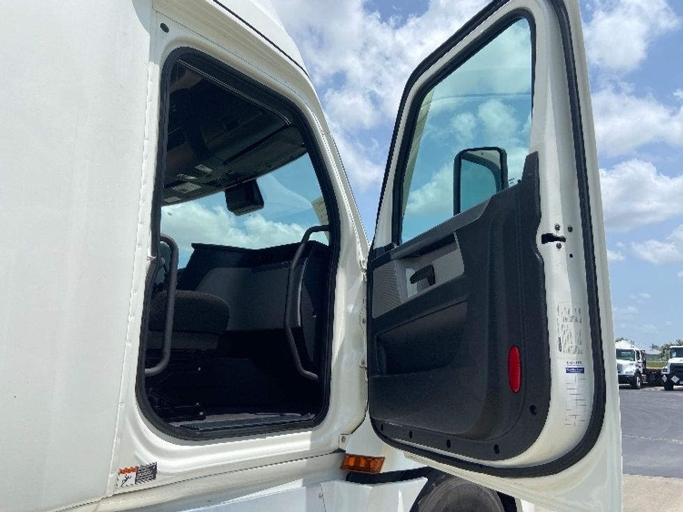 Sleeper Tractor-Heavy Duty Tractors-Freightliner-2022-T12664ST-San Antonio-TX-452,030\n\t\tmiles-$ 79,750 - Image 13