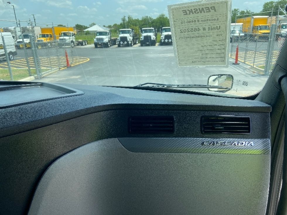 Sleeper Tractor-Heavy Duty Tractors-Freightliner-2022-T12664ST-San Antonio-TX-452,030\n\t\tmiles-$ 79,750 - Image 14
