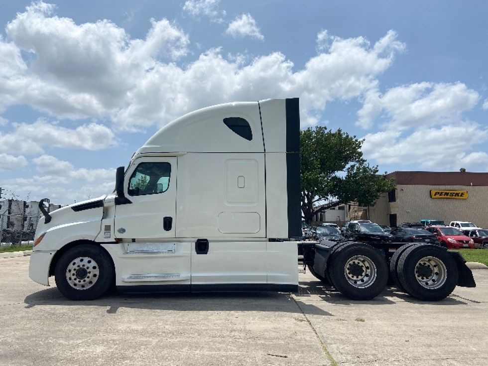 Sleeper Tractor-Heavy Duty Tractors-Freightliner-2022-T12664ST-San Antonio-TX-452,030\n\t\tmiles-$ 79,750 - Image 4