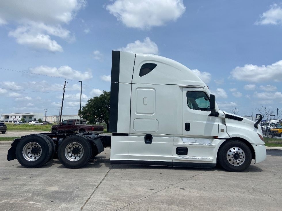 Sleeper Tractor-Heavy Duty Tractors-Freightliner-2022-T12664ST-San Antonio-TX-452,030\n\t\tmiles-$ 79,750 - Image 8