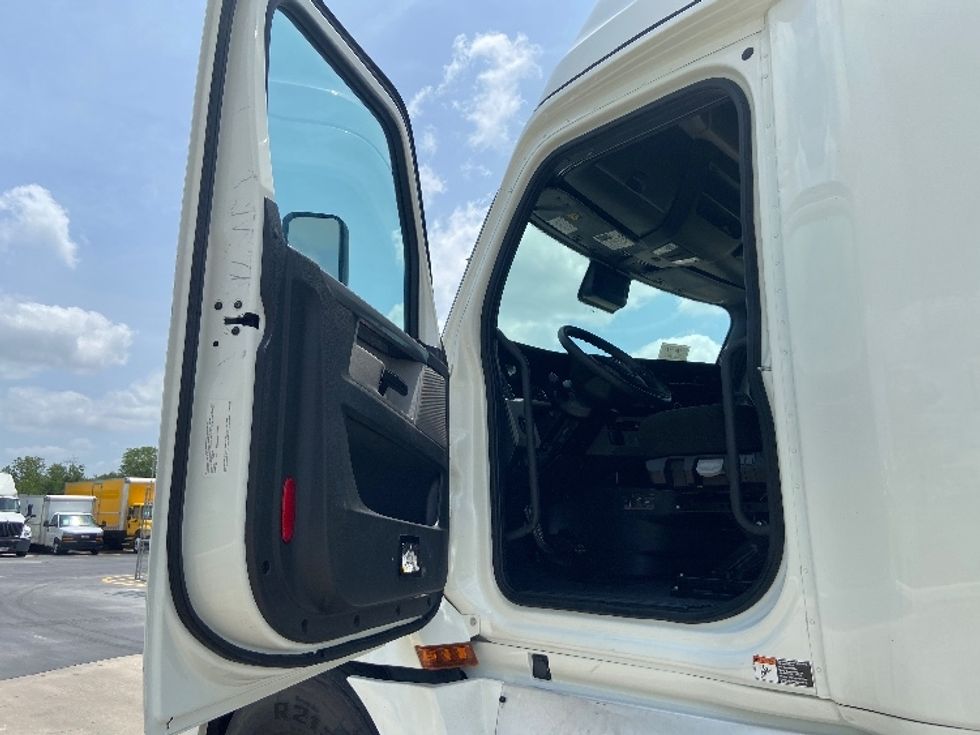 Sleeper Tractor-Heavy Duty Tractors-Freightliner-2022-T12664ST-San Antonio-TX-452,030\n\t\tmiles-$ 79,750 - Image 9