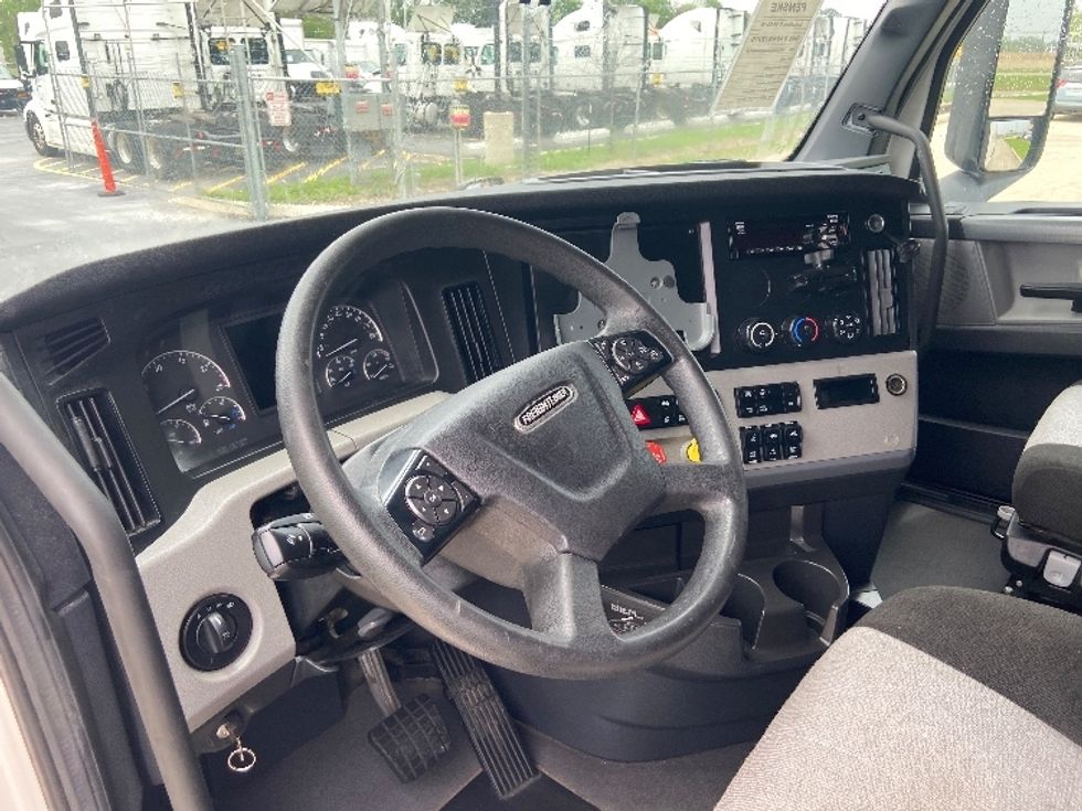 Sleeper Tractor-Heavy Duty Tractors-Freightliner-2022-T12664ST-San Antonio-TX-458,292\n\t\tmiles-$ 75,250 - Image 10