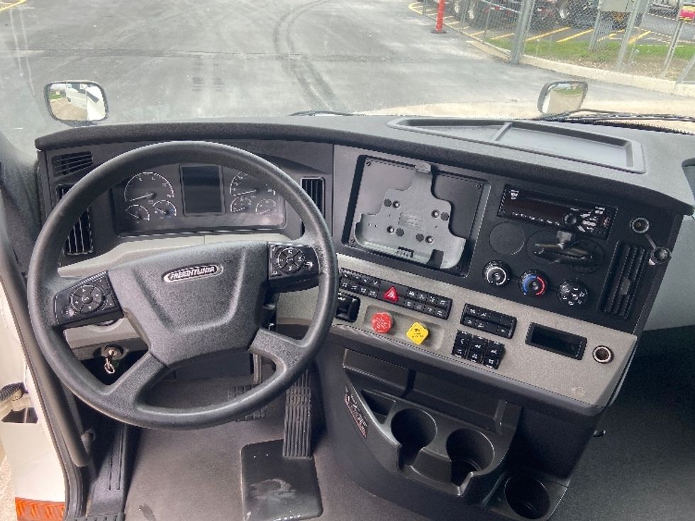 Sleeper Tractor-Heavy Duty Tractors-Freightliner-2022-T12664ST-San Antonio-TX-458,292\n\t\tmiles-$ 75,250 - Image 11