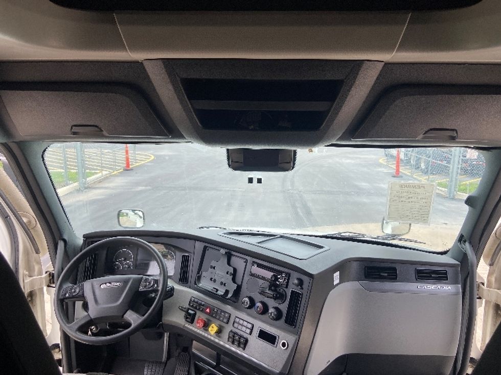 Sleeper Tractor-Heavy Duty Tractors-Freightliner-2022-T12664ST-San Antonio-TX-458,292\n\t\tmiles-$ 75,250 - Image 12