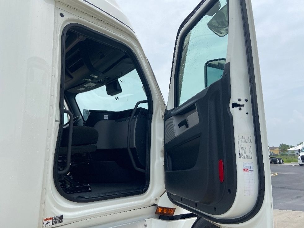 Sleeper Tractor-Heavy Duty Tractors-Freightliner-2022-T12664ST-San Antonio-TX-458,292\n\t\tmiles-$ 75,250 - Image 13
