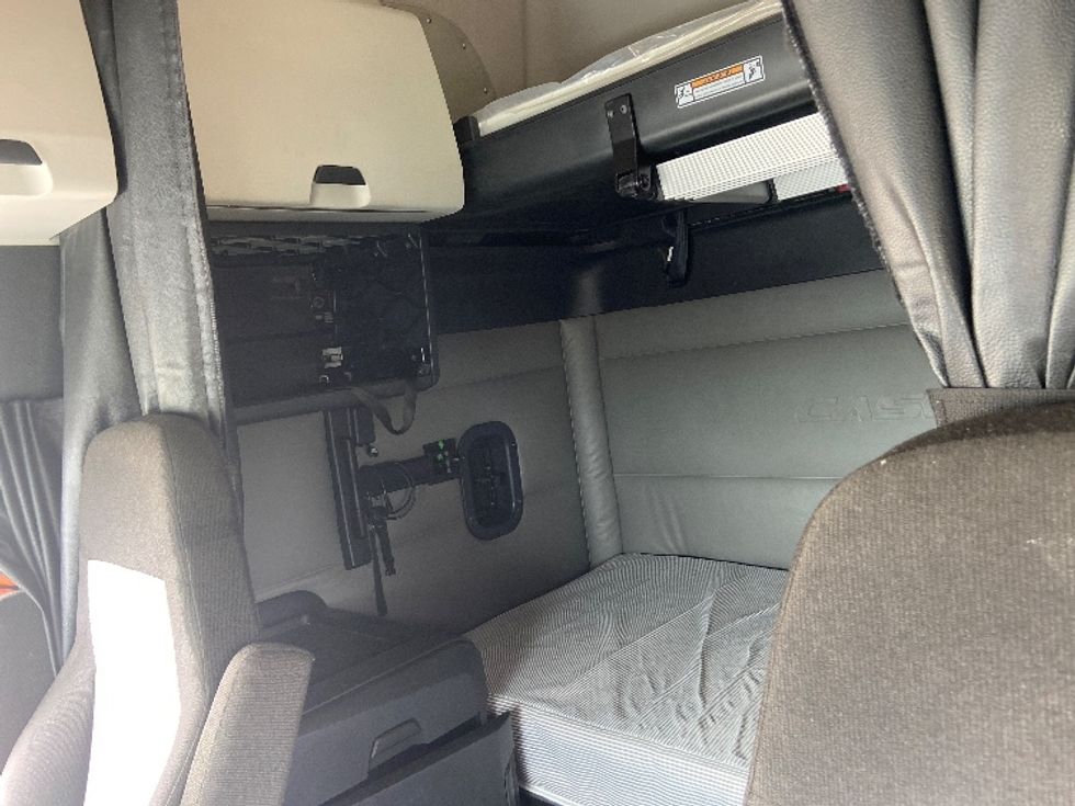 Sleeper Tractor-Heavy Duty Tractors-Freightliner-2022-T12664ST-San Antonio-TX-458,292\n\t\tmiles-$ 75,250 - Image 19