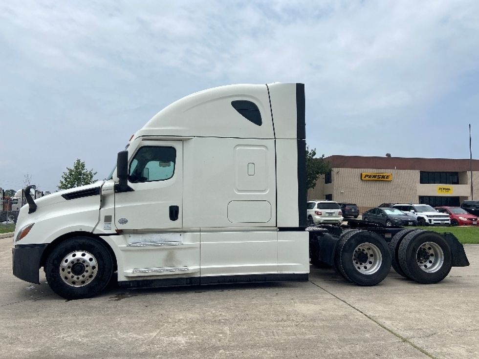 Sleeper Tractor-Heavy Duty Tractors-Freightliner-2022-T12664ST-San Antonio-TX-458,292\n\t\tmiles-$ 75,250 - Image 4