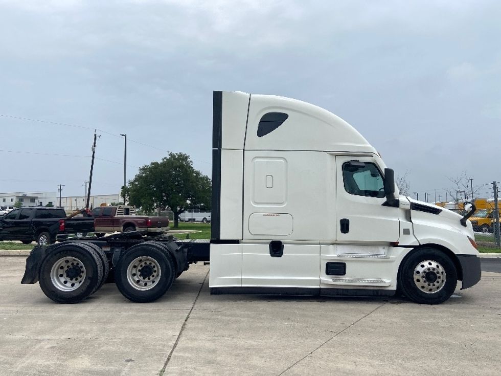 Sleeper Tractor-Heavy Duty Tractors-Freightliner-2022-T12664ST-San Antonio-TX-458,292\n\t\tmiles-$ 75,250 - Image 8