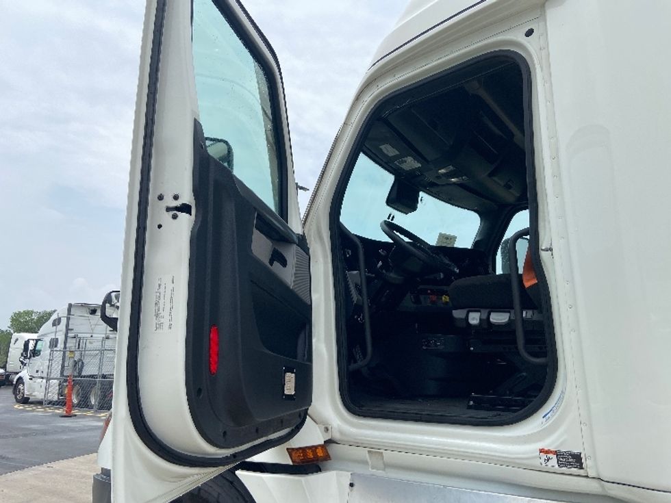 Sleeper Tractor-Heavy Duty Tractors-Freightliner-2022-T12664ST-San Antonio-TX-458,292\n\t\tmiles-$ 75,250 - Image 9