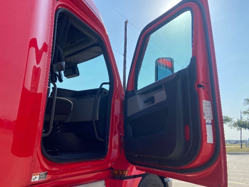 Sleeper Tractor-Heavy Duty Tractors-Freightliner-2022-T12664ST-San Antonio-TX-458,810\n\t\tmiles-$ 82,250 - Image 13
