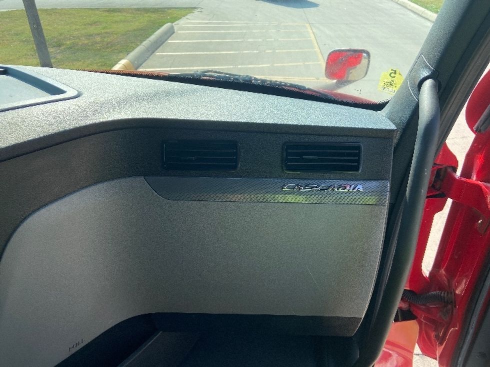 Sleeper Tractor-Heavy Duty Tractors-Freightliner-2022-T12664ST-San Antonio-TX-458,810\n\t\tmiles-$ 82,250 - Image 14