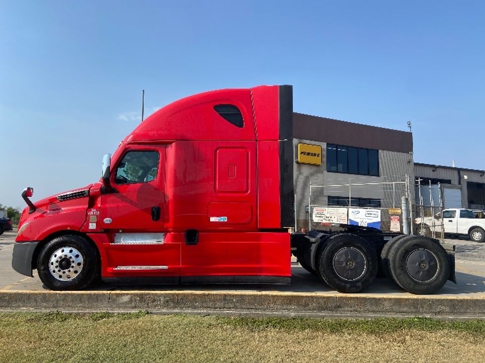 Sleeper Tractor-Heavy Duty Tractors-Freightliner-2022-T12664ST-San Antonio-TX-458,810\n\t\tmiles-$ 82,250 - Image 4
