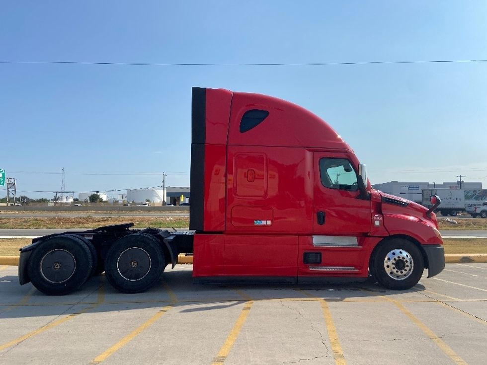 Sleeper Tractor-Heavy Duty Tractors-Freightliner-2022-T12664ST-San Antonio-TX-458,810\n\t\tmiles-$ 82,250 - Image 8