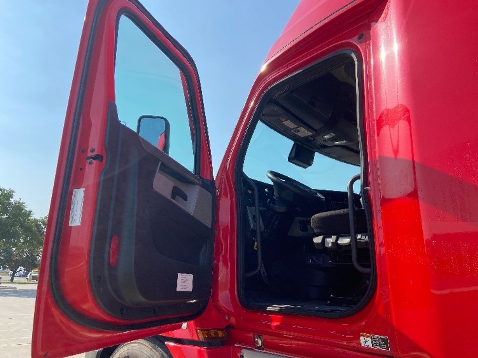 Sleeper Tractor-Heavy Duty Tractors-Freightliner-2022-T12664ST-San Antonio-TX-458,810\n\t\tmiles-$ 82,250 - Image 9