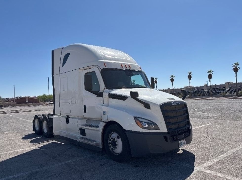 Sleeper Tractor-Heavy Duty Tractors-Freightliner-2022-T12664ST-San Antonio-TX-458,904\n\t\tmiles-$ 77,750 - Image 1