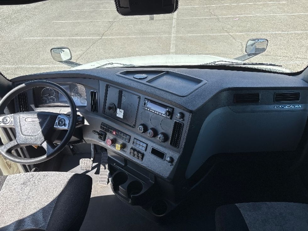 Sleeper Tractor-Heavy Duty Tractors-Freightliner-2022-T12664ST-San Antonio-TX-458,904\n\t\tmiles-$ 77,750 - Image 11