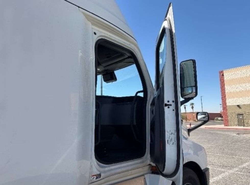 Sleeper Tractor-Heavy Duty Tractors-Freightliner-2022-T12664ST-San Antonio-TX-458,904\n\t\tmiles-$ 77,750 - Image 12