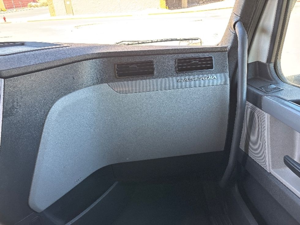 Sleeper Tractor-Heavy Duty Tractors-Freightliner-2022-T12664ST-San Antonio-TX-458,904\n\t\tmiles-$ 77,750 - Image 13