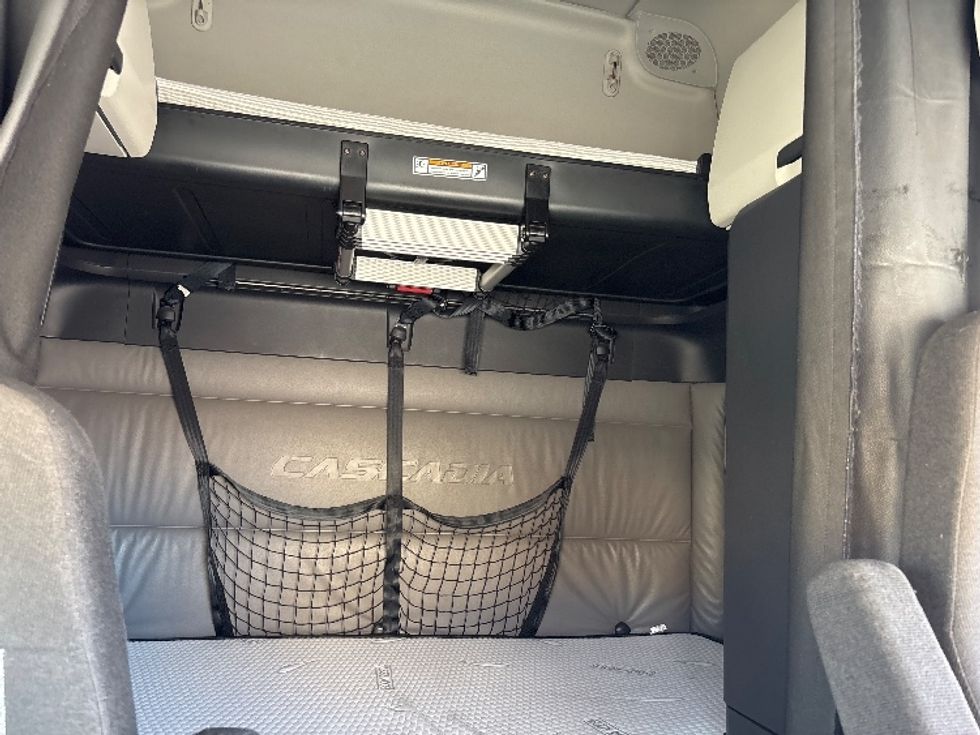 Sleeper Tractor-Heavy Duty Tractors-Freightliner-2022-T12664ST-San Antonio-TX-458,904\n\t\tmiles-$ 77,750 - Image 15