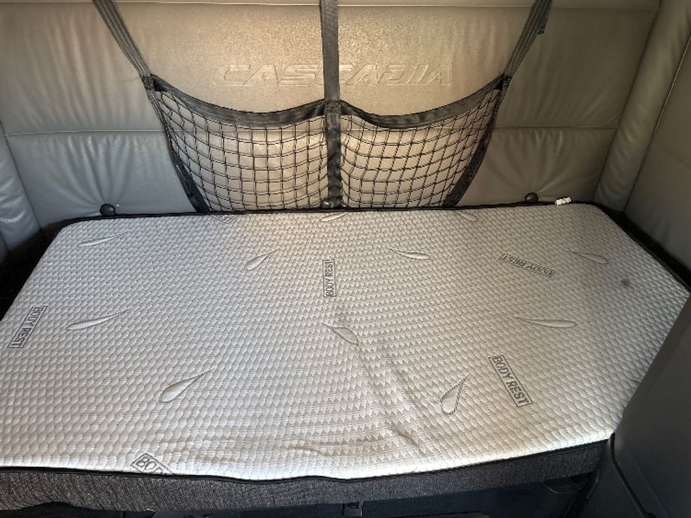 Sleeper Tractor-Heavy Duty Tractors-Freightliner-2022-T12664ST-San Antonio-TX-458,904\n\t\tmiles-$ 77,750 - Image 16