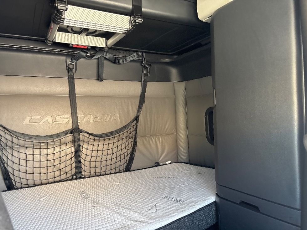 Sleeper Tractor-Heavy Duty Tractors-Freightliner-2022-T12664ST-San Antonio-TX-458,904\n\t\tmiles-$ 77,750 - Image 17