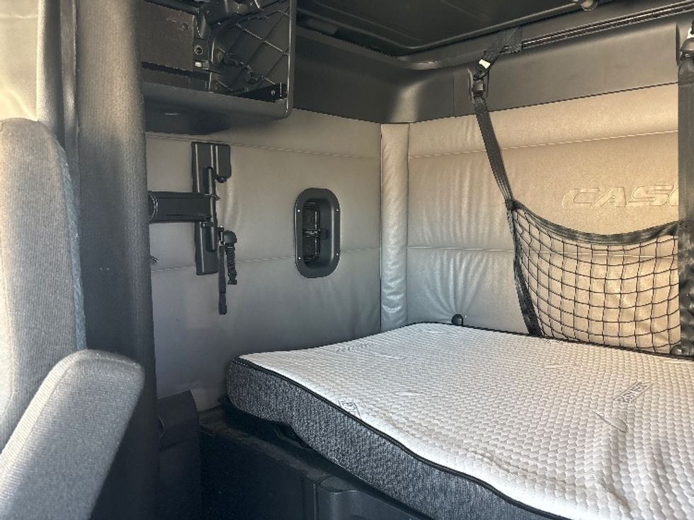 Sleeper Tractor-Heavy Duty Tractors-Freightliner-2022-T12664ST-San Antonio-TX-458,904\n\t\tmiles-$ 77,750 - Image 18