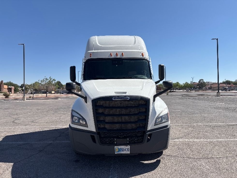 2022 Freightliner Cascadia 126" Sleeper Cab photo 2
