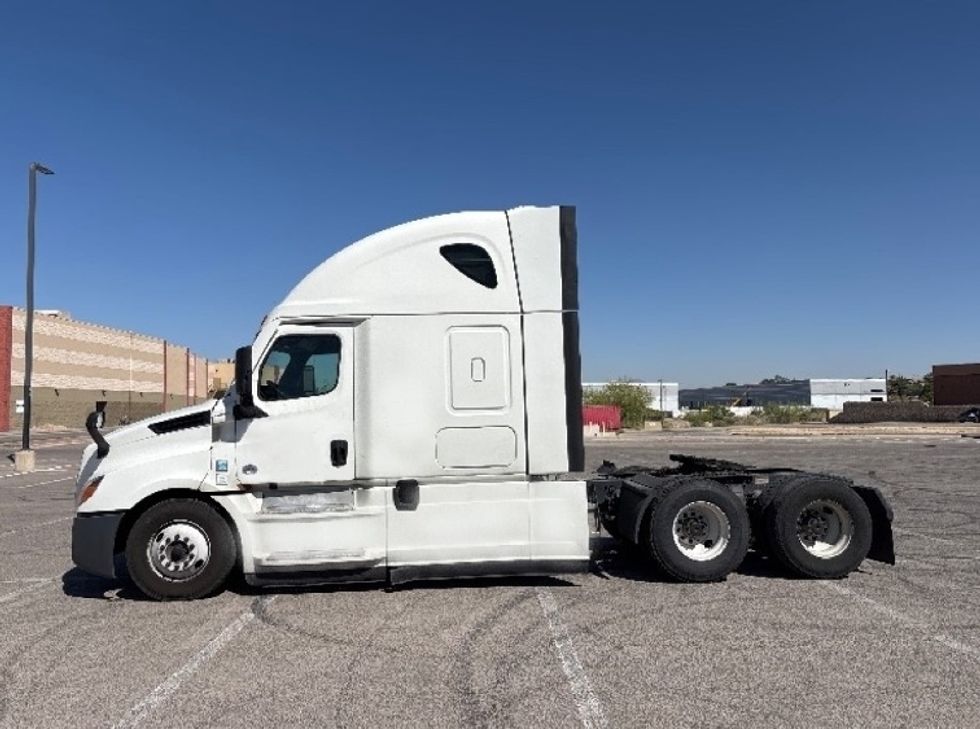 2022 Freightliner Cascadia 126" Sleeper Cab photo 4