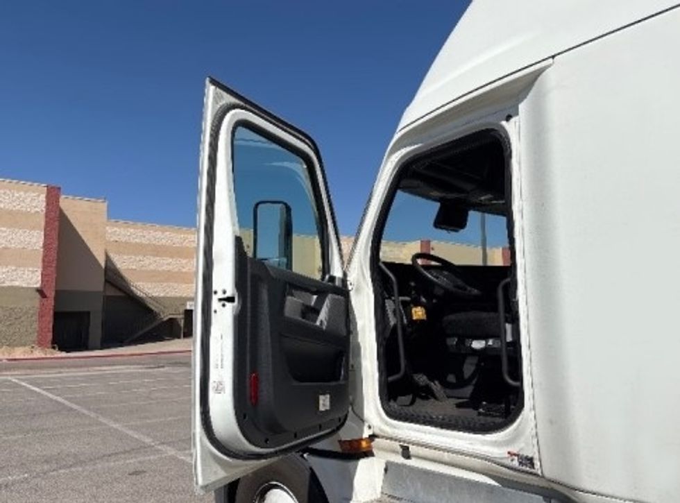 Sleeper Tractor-Heavy Duty Tractors-Freightliner-2022-T12664ST-San Antonio-TX-458,904\n\t\tmiles-$ 77,750 - Image 8