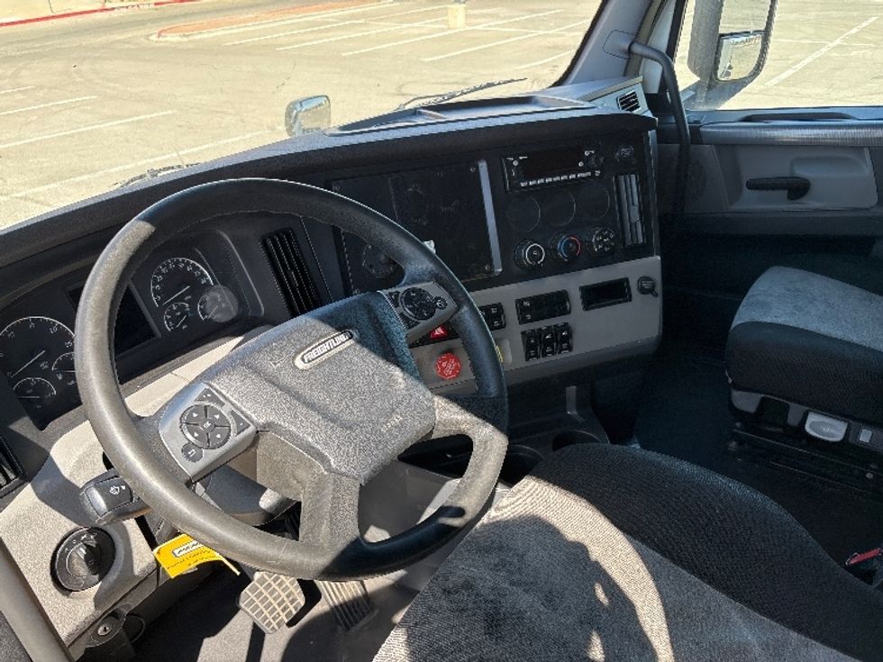 Sleeper Tractor-Heavy Duty Tractors-Freightliner-2022-T12664ST-San Antonio-TX-458,904\n\t\tmiles-$ 77,750 - Image 9
