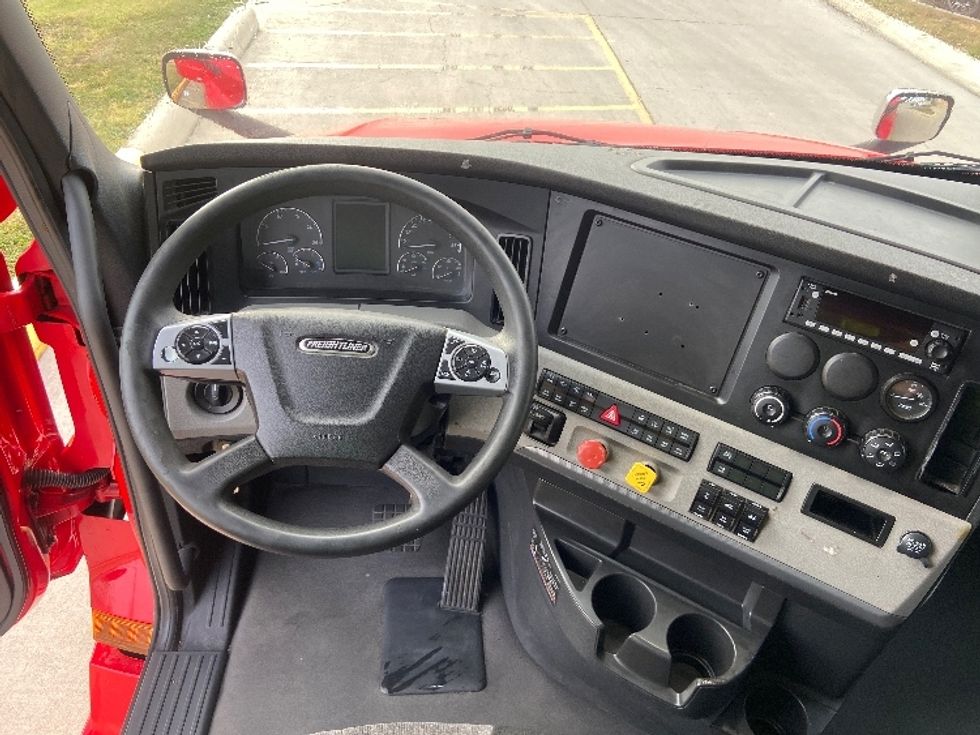 Sleeper Tractor-Heavy Duty Tractors-Freightliner-2022-T12664ST-San Antonio-TX-464,196\n\t\tmiles-$ 78,750 - Image 11
