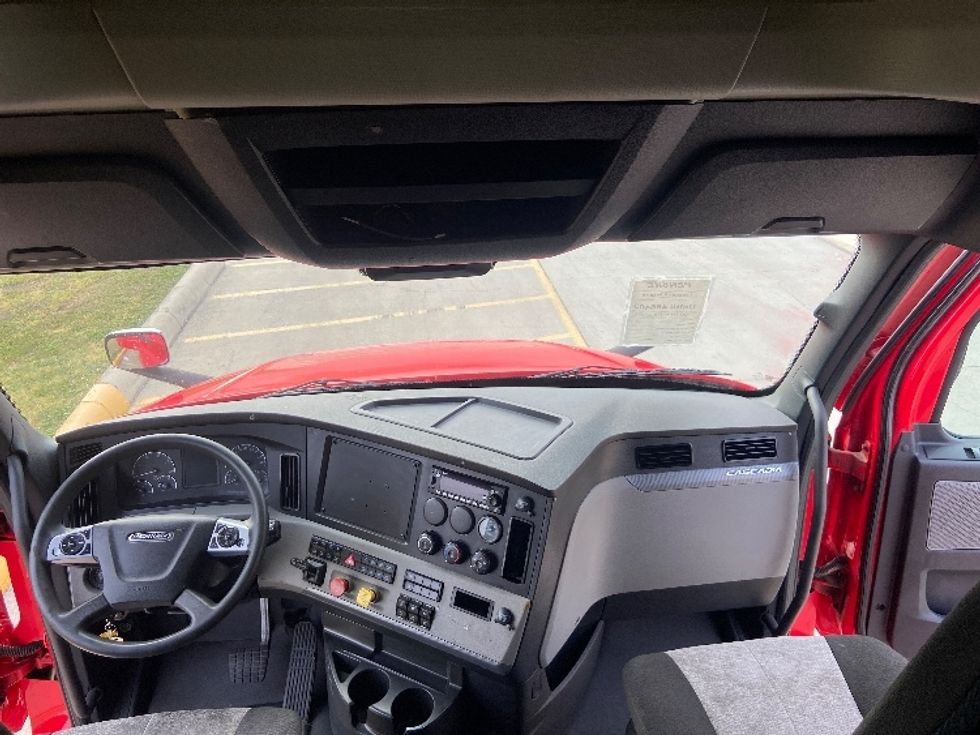 Sleeper Tractor-Heavy Duty Tractors-Freightliner-2022-T12664ST-San Antonio-TX-464,196\n\t\tmiles-$ 78,750 - Image 12