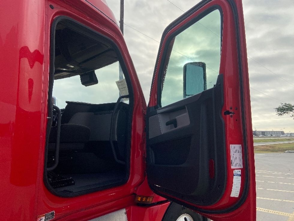 Sleeper Tractor-Heavy Duty Tractors-Freightliner-2022-T12664ST-San Antonio-TX-464,196\n\t\tmiles-$ 78,750 - Image 13