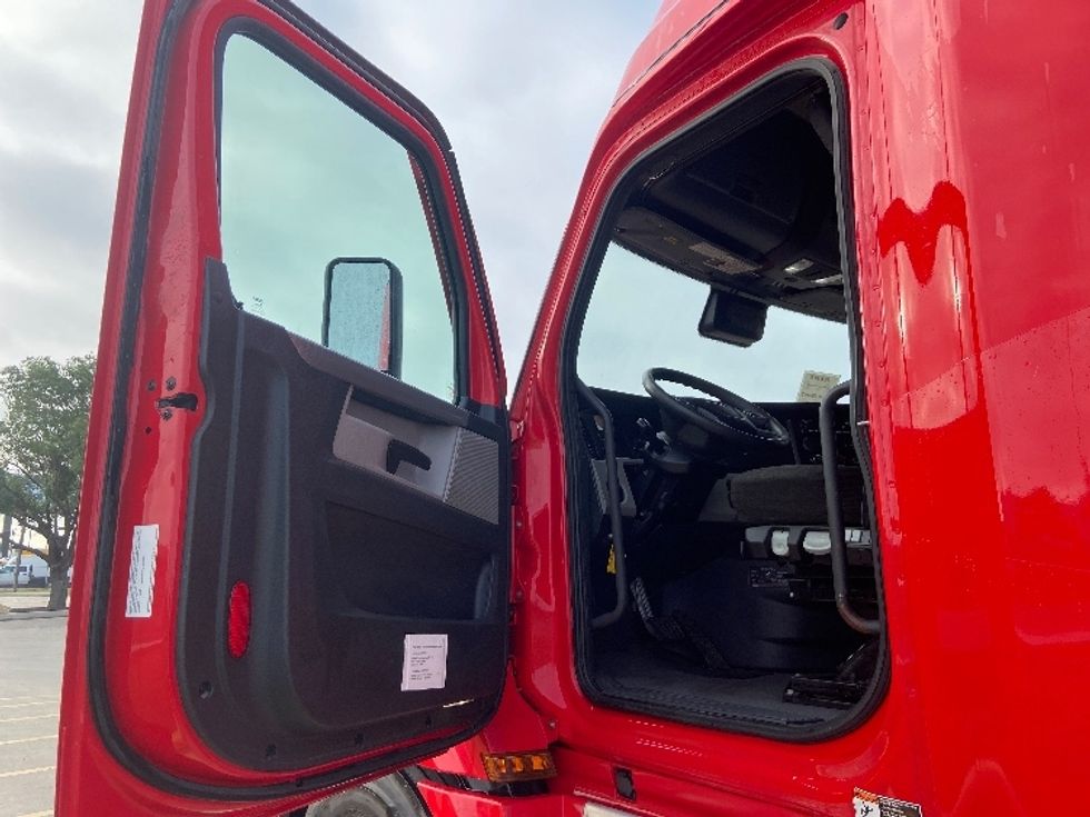 Sleeper Tractor-Heavy Duty Tractors-Freightliner-2022-T12664ST-San Antonio-TX-464,196\n\t\tmiles-$ 78,750 - Image 9