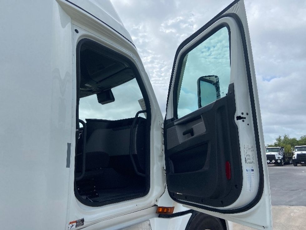 Sleeper Tractor-Heavy Duty Tractors-Freightliner-2022-T12664ST-San Antonio-TX-473,571\n\t\tmiles-$ 77,500 - Image 13