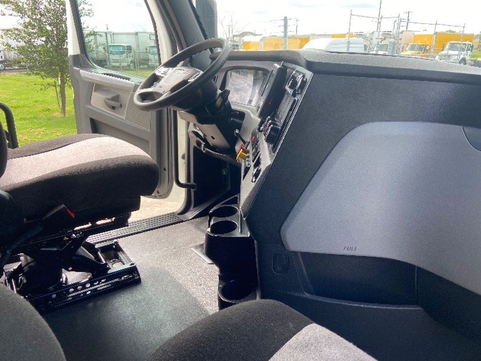 Sleeper Tractor-Heavy Duty Tractors-Freightliner-2022-T12664ST-San Antonio-TX-473,571\n\t\tmiles-$ 77,500 - Image 15