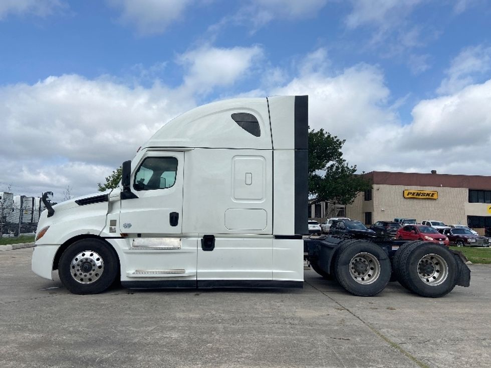 Sleeper Tractor-Heavy Duty Tractors-Freightliner-2022-T12664ST-San Antonio-TX-473,571\n\t\tmiles-$ 77,500 - Image 4