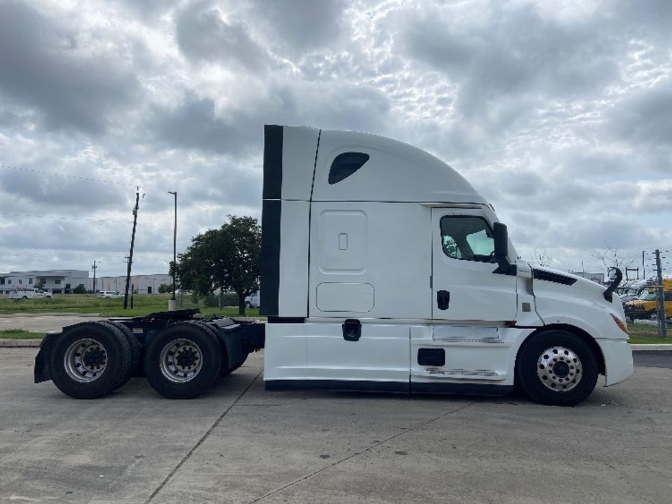 Sleeper Tractor-Heavy Duty Tractors-Freightliner-2022-T12664ST-San Antonio-TX-473,571\n\t\tmiles-$ 77,500 - Image 8