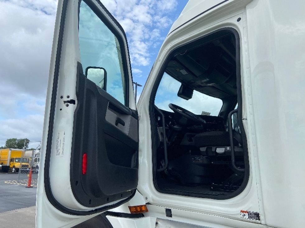 Sleeper Tractor-Heavy Duty Tractors-Freightliner-2022-T12664ST-San Antonio-TX-473,571\n\t\tmiles-$ 77,500 - Image 9