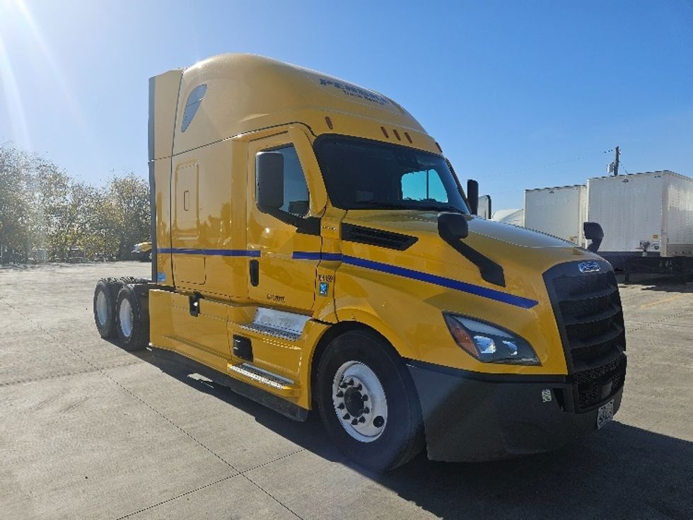 Sleeper Tractor-Heavy Duty Tractors-Freightliner-2022-T12664ST-San Antonio-TX-473,626\n\t\tmiles-$ 69,500 - Image 1